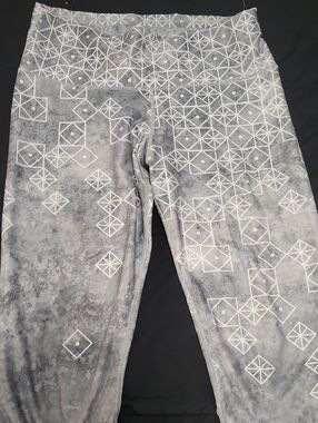 My Inner Fire Size 8 Gray Sacred Geometry Graphic Yoga Leggings